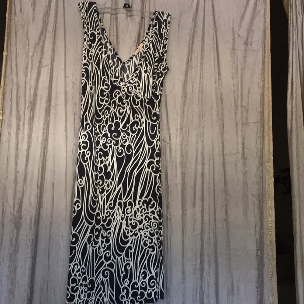 Beautiful and very flattering dress